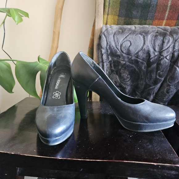 Size 38 heels - Picture 2 of 4